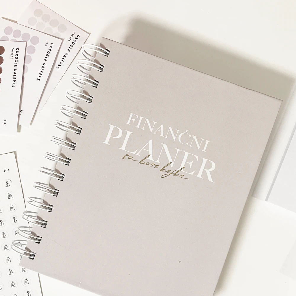 Finančni planer s svetlo platnico in listi z nalepkami